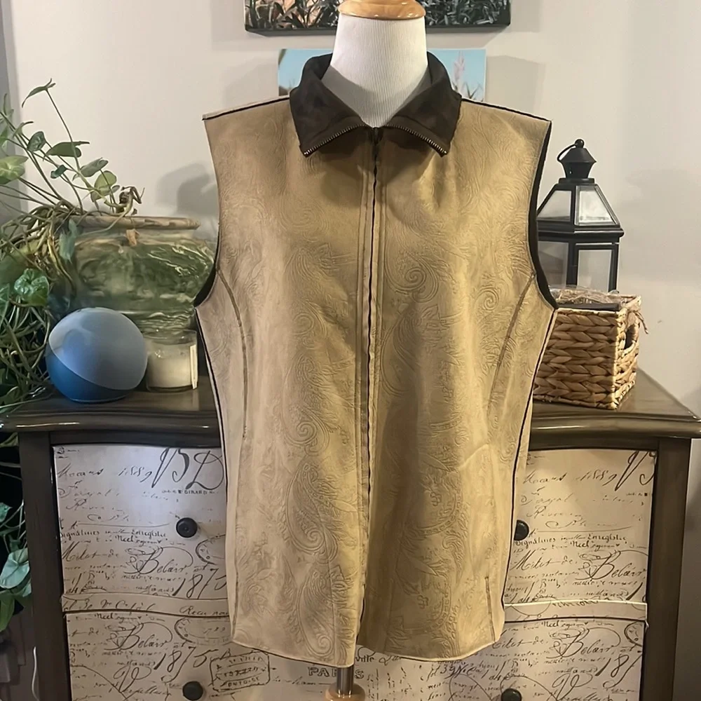 CHICO’S FAUX SUEDE AND FUR ZIP FRONT PAISLEY VEST TAN AND BROWN SIZE 2 MEDIUM